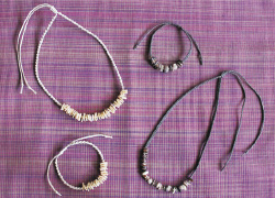ねじり結びと平結びのネックレス、ブレスレット