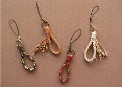 ボタニカルレザーのストラップ